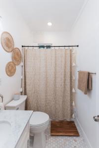 Ένα μπάνιο στο Welcoming Claremont Studio With Private Yard and Pool Spa