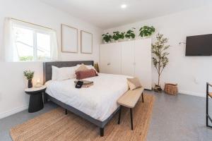 Ένα ή περισσότερα κρεβάτια σε δωμάτιο στο Welcoming Claremont Studio With Private Yard and Pool Spa