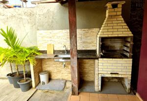 una cucina con forno a legna su un patio di Salt Beach Guest House Atalaia a Salinópolis