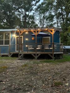 een blauwe camper geparkeerd in een veld met verlichting bij Barn Door Themed Garvan Gardens Blue Bungalow in Hot Springs