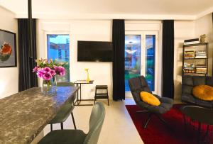 イワヴァにあるMarina Waterfront - najlepszy widok na Jeziorakのリビングルーム(テーブル上に花瓶付)