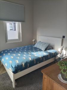 Postel nebo postele na pokoji v ubytování Luxury flat in the centre of Donaghadee