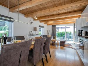 a kitchen and dining room with a table and chairs at Cervus in Bruck an der Großglocknerstraße