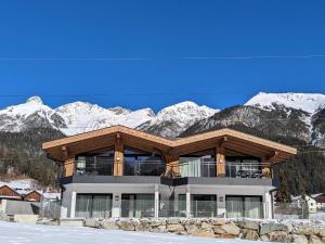 圣安东阿尔贝格Chalet Pettneu am Arlberg - Top 1的一座有雪覆盖的山丘的建筑