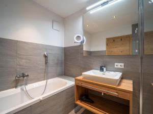 圣安东阿尔贝格Chalet Pettneu am Arlberg - Top 1的带水槽和浴缸的浴室 更多25张照片