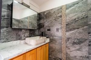 Et badeværelse på Moderna Casa Cuenca + 59 billeder