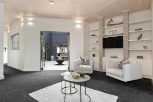 Μια τηλεόραση ή/και κέντρο ψυχαγωγίας στο Stunning Architectural Home with Pool