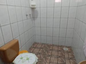 a small bathroom with a toilet with aolicy at Aconchego Benevides in Benevides