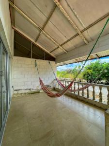 an empty room with a hammock in a building at Cabaña Flor Hermosa in Santo Domingo de los Colorados