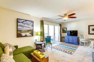 TV/trung tâm giải trí tại 3 Mi to IU Dog-Friendly Condo with Pool Access!
