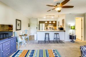 Nhà bếp/bếp nhỏ tại 3 Mi to IU Dog-Friendly Condo with Pool Access! +16 ảnh