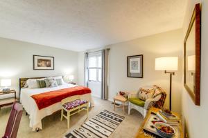 Giường trong phòng chung tại 3 Mi to IU Dog-Friendly Condo with Pool Access!