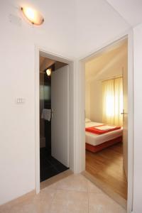 Ένα ή περισσότερα κρεβάτια σε δωμάτιο στο Apartments by the sea Postira, Brac - 705