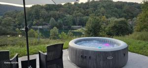 Afbeelding uit fotogalerij van APPLE Cabin with Jacuzzi - Sauna in Drenova Glavica