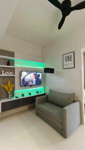 TV a/nebo společenská místnost v ubytování Royal Ocean Crest Mactan