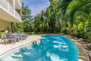 una piscina en el patio trasero de una casa en Sandy Toes, en Port Douglas