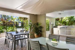 Un comedor con mesa y sillas en Sandy Toes, en Port Douglas