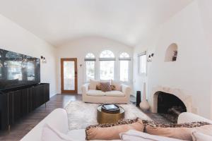 ein Wohnzimmer mit Couch und Kamin in der Unterkunft Lovely 2 Bedroom 1 Bathroom Home in Prime Burbank Location in Burbank