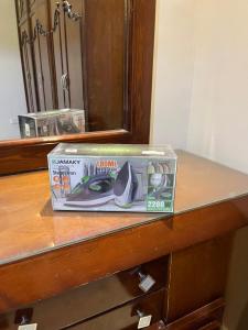 a box sitting on top of a dresser at ستديو فاخر بحدائق الاهرام in Ghaţāţī