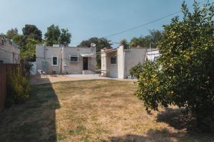 ein Haus mit einem Garten mit einem Orangenbaum in der Unterkunft Lovely 2 Bedroom 1 Bathroom Home in Prime Burbank Location in Burbank