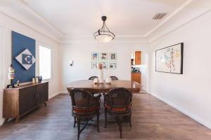 ein Esszimmer mit Tisch und Stühlen in der Unterkunft Lovely 2 Bedroom 1 Bathroom Home in Prime Burbank Location in Burbank
