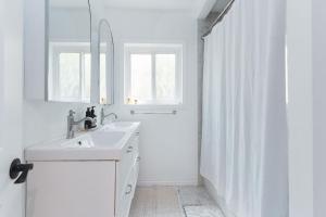 ein weißes Badezimmer mit Waschbecken und Dusche in der Unterkunft Lovely 2 Bedroom 1 Bathroom Home in Prime Burbank Location in Burbank + 71 Fotos