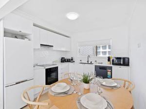 Kuchyň nebo kuchyňský kout v ubytování Beachfront Escape Broadbeach - 2BD, Pool, Sleeps 7 + 16 fotografií