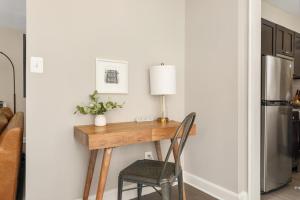 een bureau in een keuken met een lamp en een stoel bij Refined 2BR King Suite with Gym and Lounge - The MORGAN in Arlington