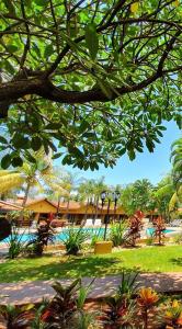 une vue d'un complexe avec un bâtiment et des plantes dans l'établissement Barretos Country Resort - Apto 1 Quarto até 5 Pessoas, à Barretos 7 autres photos