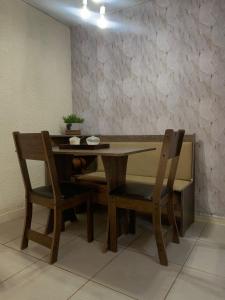 mesa de comedor y 2 sillas con mesa en Casa térreo, en São José dos Pinhais