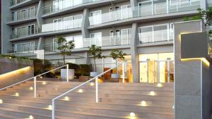 ein Gebäude mit Treppen vor einem Gebäude in der Unterkunft Tempo Moderno Departamento in San Antonio