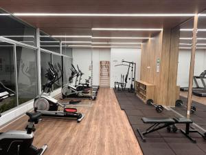 ein Fitnessstudio mit mehreren Laufbändern und Ergometern in der Unterkunft Tempo Moderno Departamento in San Antonio