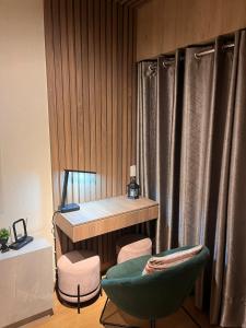 Zimmer mit einem Schreibtisch und einem grünen Stuhl in der Unterkunft Tempo Moderno Departamento in San Antonio