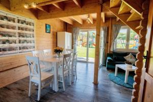 una sala da pranzo con tavolo e sedie bianchi di Comfortable holiday homes with a pool a Ustronie Morskie