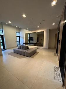 a large living room with a couch in the middle at Studio em São Paulo in Sao Paulo
