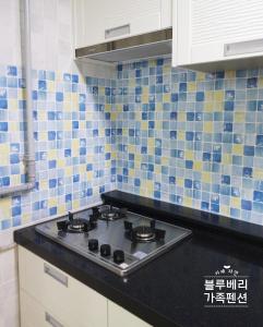 Cucina o angolo cottura di Geoje Blueberry Pension