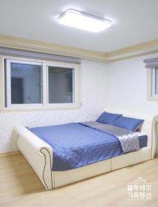 Letto o letti in una camera di Geoje Blueberry Pension
