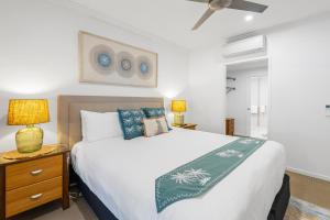 Postel nebo postele na pokoji v ubytování Aqua Aura - Bask in Beachfront Living + 31 fotografií