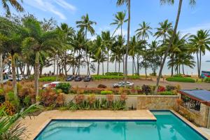 Bazén v ubytování Aqua Aura - Bask in Beachfront Living nebo v jeho okolí