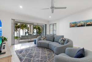 Posezení v ubytování Aqua Aura - Bask in Beachfront Living