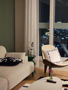 Galeriebild der Unterkunft YEOSU Night Sea, Hotel Bedding in Wagol