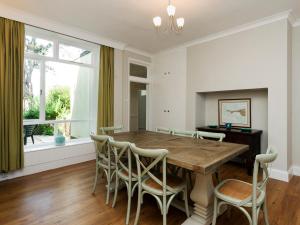ein Esszimmer mit einem Holztisch und Stühlen in der Unterkunft Ringrone 3 in Salcombe