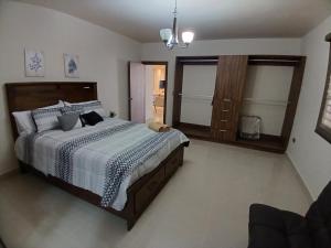 una camera da letto con un letto grande e uno specchio di Vista Al Mar a Ensenada