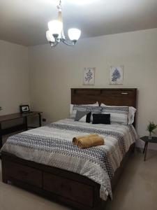 una camera da letto con un letto grande con testiera in legno di Vista Al Mar a Ensenada