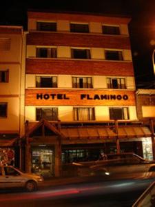 un bâtiment avec un panneau sur son côté dans l'établissement Hotel Flamingo, à San Carlos de Bariloche