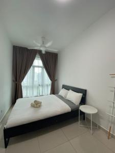 Un dormitorio con una cama con un osito de peluche encima. en Skyhomes KLCC New, en Kuala Lumpur