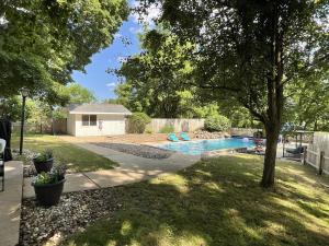 Bazén v ubytování Secluded Luxe 5BR Estate| Pool, Wineries, Near ND nebo v jeho okolí