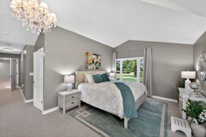 Postel nebo postele na pokoji v ubytování Secluded Luxe 5BR Estate| Pool, Wineries, Near ND + 134 fotografií