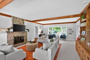 Posezení v ubytování Secluded Luxe 5BR Estate| Pool, Wineries, Near ND