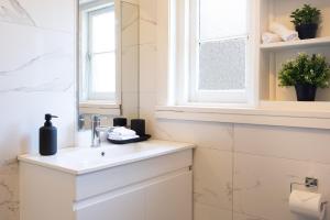 Ένα μπάνιο στο Glebe Pet Friendly 2BR Sunny House with Yard & Parking +23 φωτογραφίες